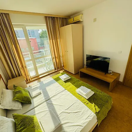 Sunny House 102 One Bedroom Апартамент