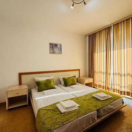 Sunny House 102 One Bedroom Апартамент *